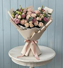 Букет цветов из:  Розы и Лизиантусы в Уральском