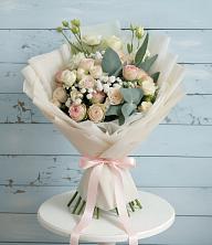 Букет цветов из:  Розы и Лизиантусы в Уральском