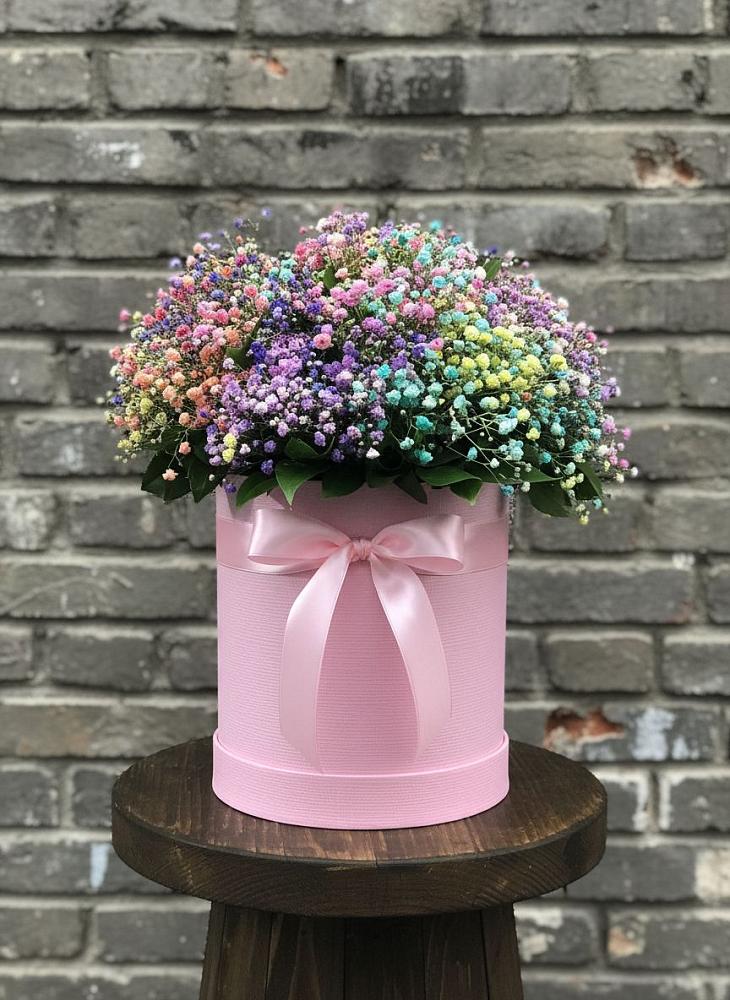 Цветочная композиция из Гипсофила и Розы в шляпной коробке в Уральском