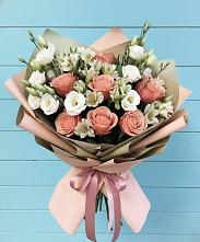 Букет цветов из:  Розы, Альстромерии и Лизиантусы в Уральском