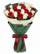 Букет Микс из красных и белых роз в Уральском