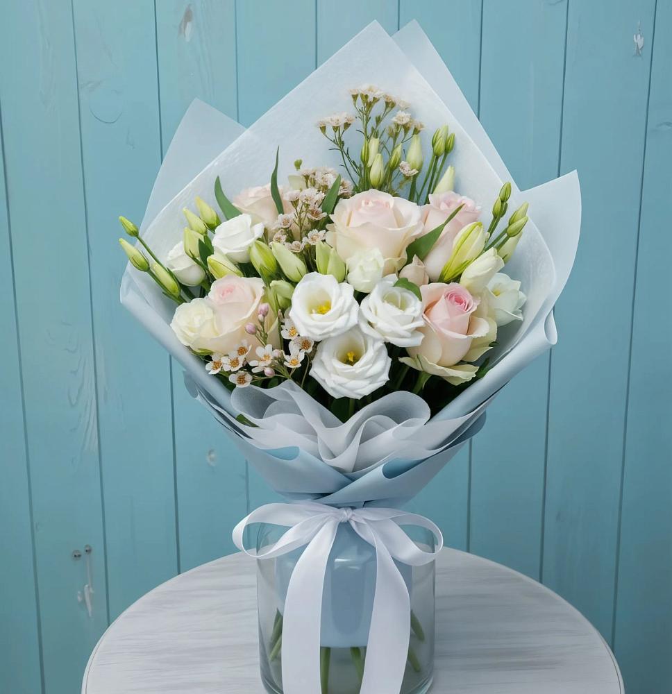 Букет цветов из: Розы и Лизиантусы в Уральском