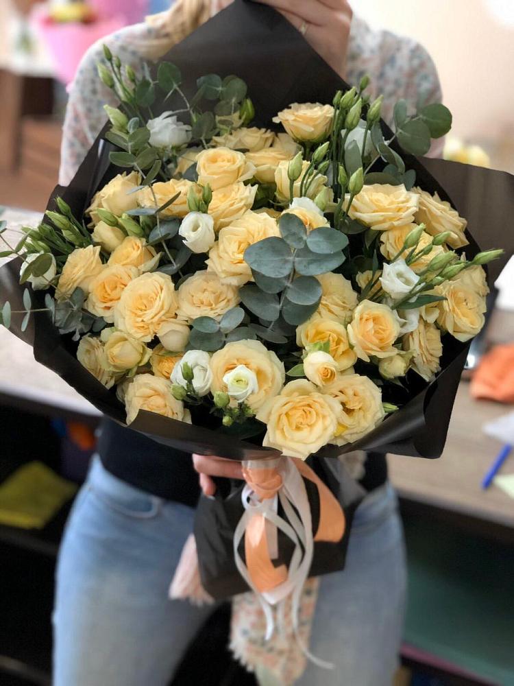 Букет цветов из: Розы и Лизиантусы в Уральском