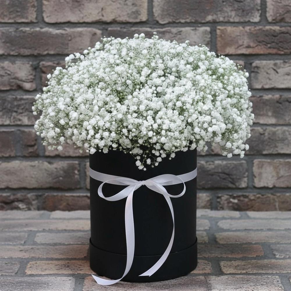 Цветочная композиция из Гипсофила в шляпной коробке в Уральском