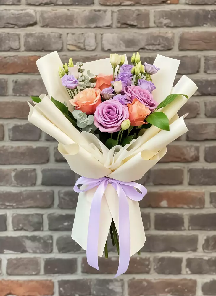 Букет цветов из: Лизиантусы и Розы в Уральском