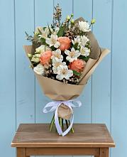 Букет цветов из:  Альстромерии, Лизиантусы, Розы и Хризантемы в Уральском