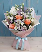 Букет цветов из:  Лизиантусы, Розы, Альстромерии и Гипсофила в Уральском