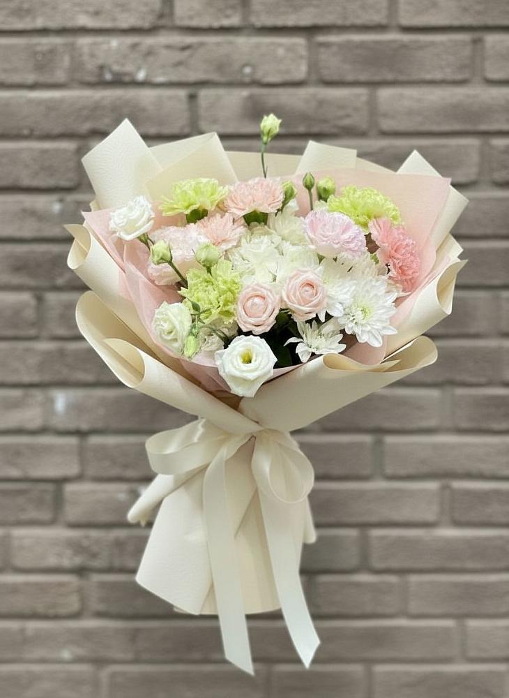 Букет цветов из: Гвоздики, Розы, Лизиантусы и Хризантемы в Уральском