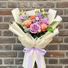 Букет цветов из:  Лизиантусы и Розы в Уральском