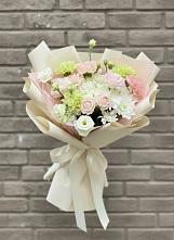 Букет цветов из:  Гвоздики, Розы, Лизиантусы и Хризантемы в Уральском