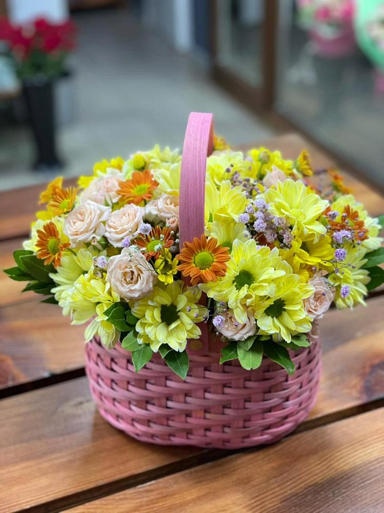 Цветочная композиция из Хризантемы и Розы в корзине в Уральском