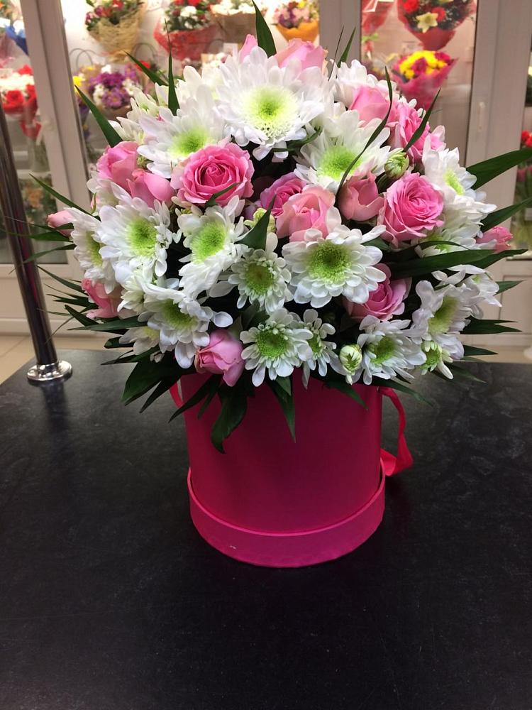 Цветочная композиция из Розы и Хризантемы в шляпной коробке в Уральском