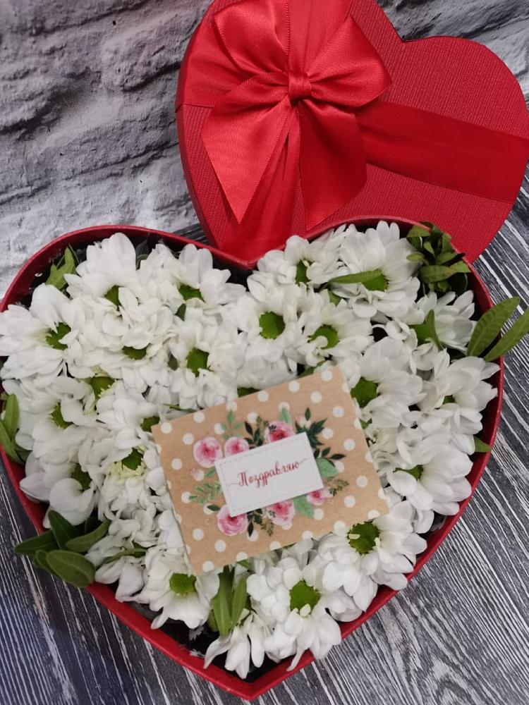 Цветочная композиция из Хризантемы в виде сердца в Уральском