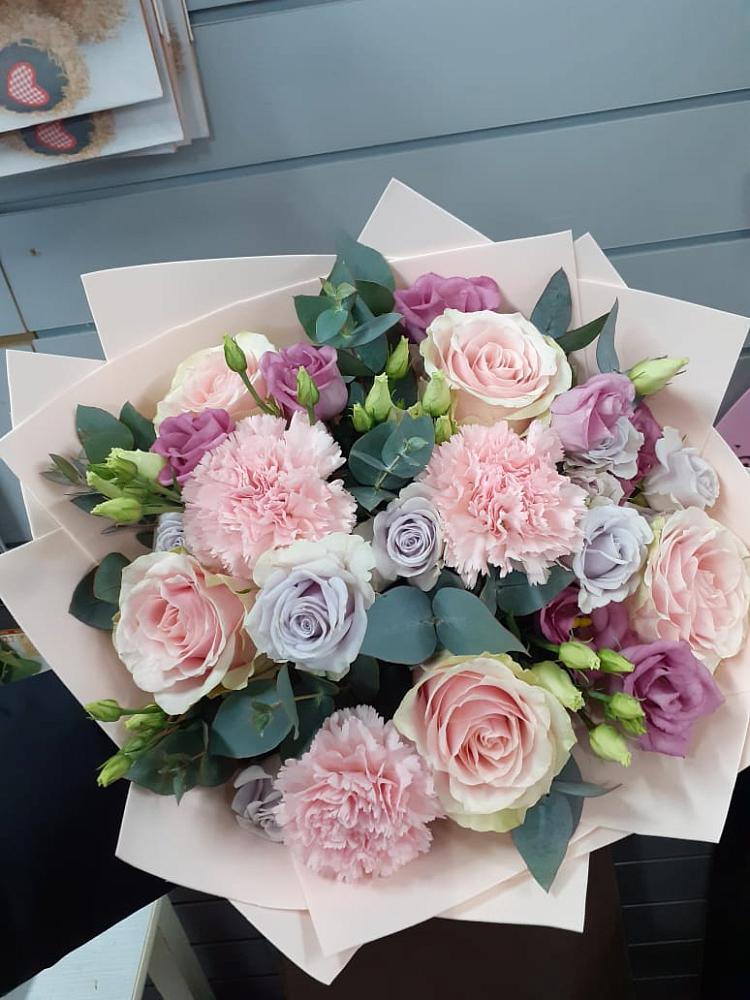 Букет цветов из: Розы, Гвоздики и Лизиантусы в Уральском