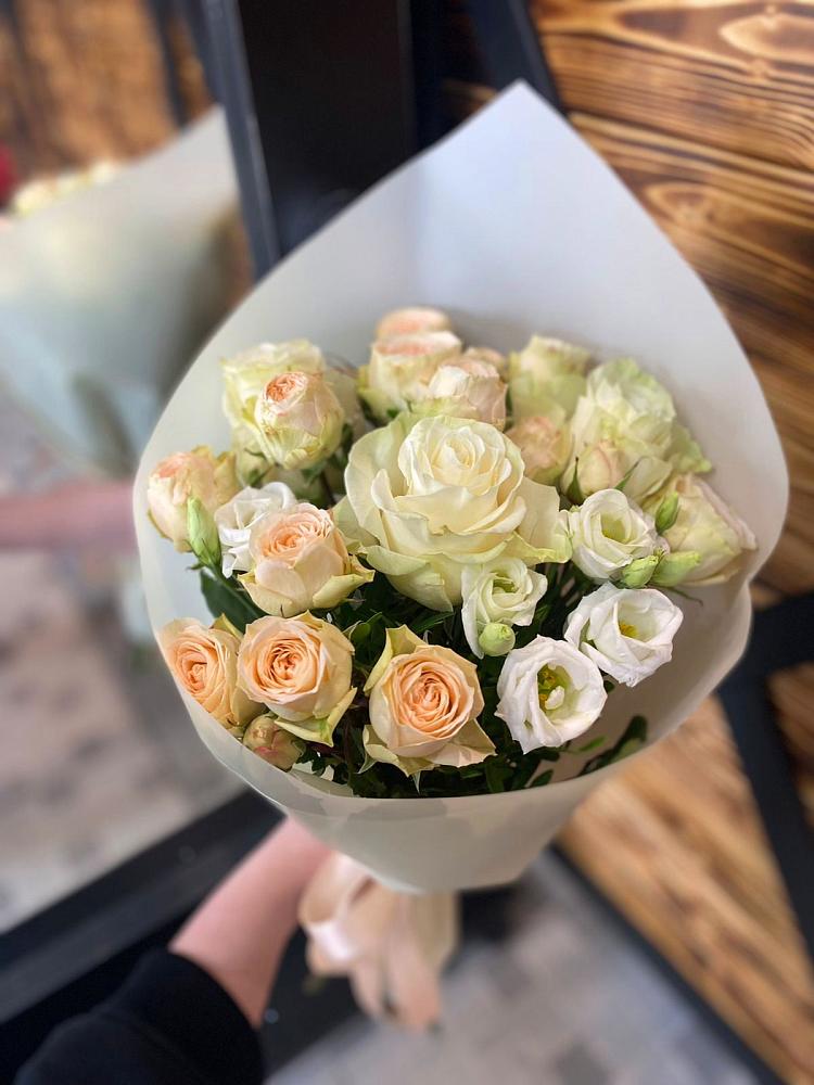 Букет цветов из: Розы и Лизиантусы в Уральском